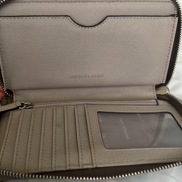 Michael Kors large smartphone wristlet - Picture 4 of 6